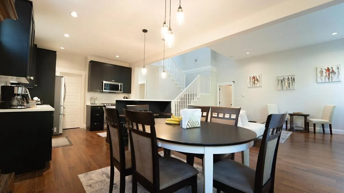 Villa Charming Scape By Bear Mountain Victoria
