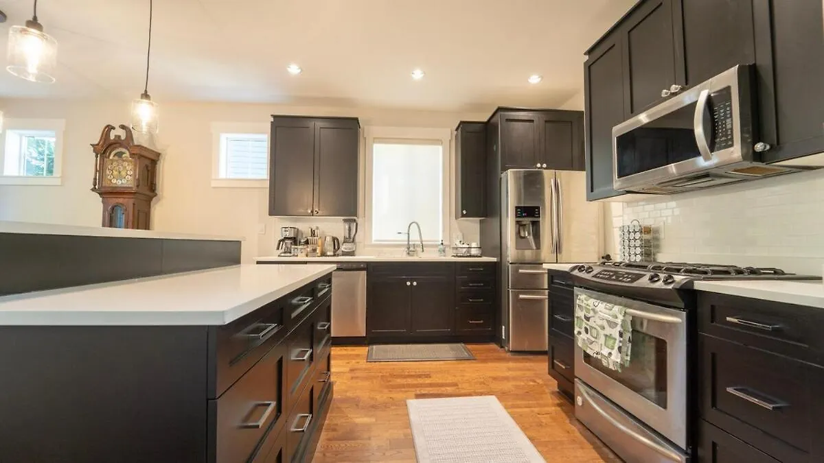 Villa Charming Scape By Bear Mountain Victoria Kanada